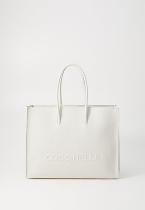 Balts ādas tote soma ar teksturētu apdari, noapaļotām rokturiem un iepresēto "COCCINELLE" logo priekšpusē. Taisnstūra forma.