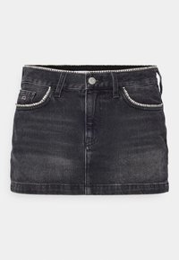 Sort denim mininederdel med tætsiddende pasform, med sølvfarvede rhinsten på lommer og linning, klassisk fem-lommes design.