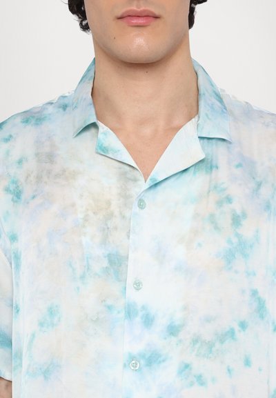 Kortærmet skjorte med knapper, lavet af letvægtsstof, har et blå og hvidt tie-dye mønster med en spredt krave og knaplukning.