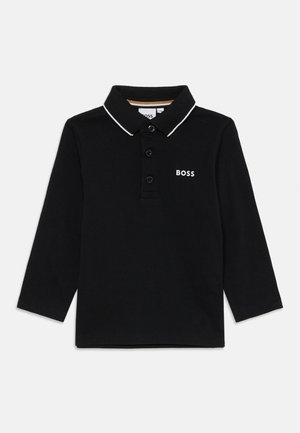 Svart langermet polo skjorte laget av bomull, med krage, tre-knappers placket og hvit logo broderi på venstre bryst.