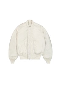 Βαμβακερό μπουφάν τύπου bomber σε κρεμ απόχρωση με ριμπ γιακά, δύο τσέπες μπροστά και υφασμένο καπιτονέ μπροστινό πάνελ. Διαθέτει ριμπ μανσέτες και τελείωμα.