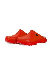 Sabots en caoutchouc rouge avec des bouts arrondis et des arrières ouverts, présentant des surfaces texturées et une étiquette logo sur le côté, conçus pour le confort et la facilité.