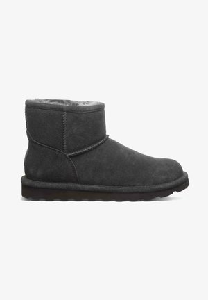 Grau Wildleder Stiefelette mit einem weichen Fellfutter, runder Zehenform und Gummisohle. Verfügt über Nahtstickerei und ein dekoratives Riemendetail.