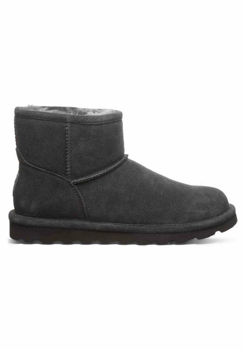 Grau Wildleder Stiefelette mit einem weichen Fellfutter, runder Zehenform und Gummisohle. Verfügt über Nahtstickerei und ein dekoratives Riemendetail.