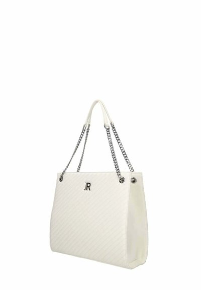 Sac à main matelassé blanc avec des poignées en chaîne argentée. Il présente un logo embossé subtil et une forme structurée avec une texture lisse.