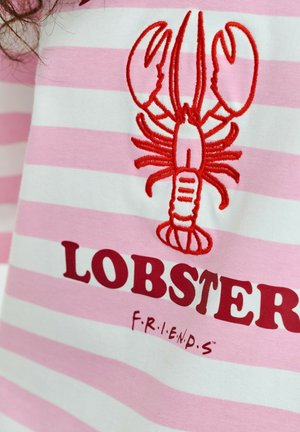 Ružovo-biely pruhovaný tričko s vyšitými červenými homármi nad textom "LOBSTER" a "F.R.I.E.N.D.S." v tučnom písme.