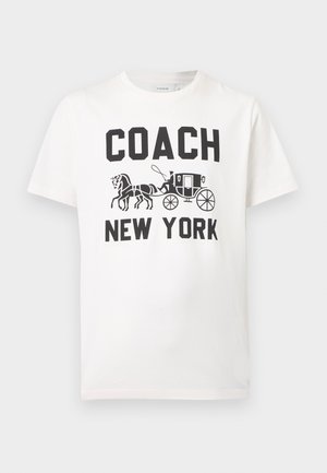 Biała koszulka z krótkim rękawem z czarnym napisem „COACH NEW YORK” oraz grafiką powozu zaprzężonego w konie, umieszczoną na środku przodu.