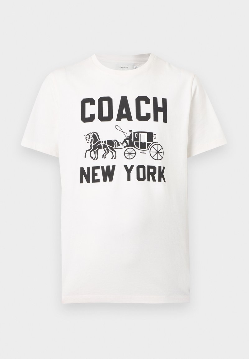 T-shirt blanc à manches courtes avec texte noir « COACH NEW YORK » et illustration d'une calèche tirée par des chevaux centrée sur le devant.