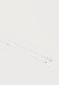 Δύο ασημένιες προεκτάσεις αλυσίδας με κούμπωμα σε σχήμα αστακού και οβάλ κρίκους, εμφανιζόμενες σε λευκό φόντο.