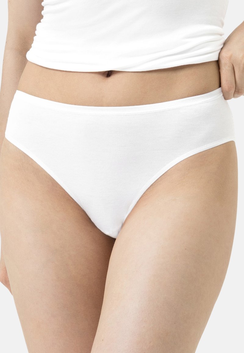 Weiße Baumwollunterhose mit glatter Textur, mittelhohem Bund und einfachem Design. Verfügt über einen klassischen Schnitt mit minimalen Nähten und ohne Muster.