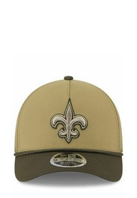 Khakihat mit einem dunkelgrünen Schirm und einem gestickten beigen Fleur-de-Lis-Logo auf der Vorderseite. Verfügt über einen verstellbaren Hinterriemen.