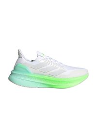 Chaussure de course Adidas blanche et vert clair avec trois bandes sur le côté et semelle coussinée sur fond blanc.