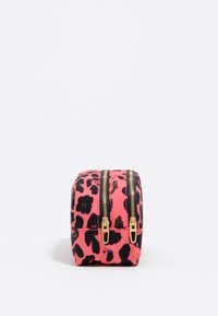 Neceser de maquillaje con estampado de leopardo en rosa y negro, con dos cremalleras doradas, forma rectangular y material de tela duradero.