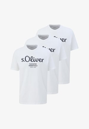 Tre hvide t-shirts med korte ærmer og rund hals, hver trykt med "s.Oliver ELEVATED ESSENTIALS SINCE 1969" i sort tekst.