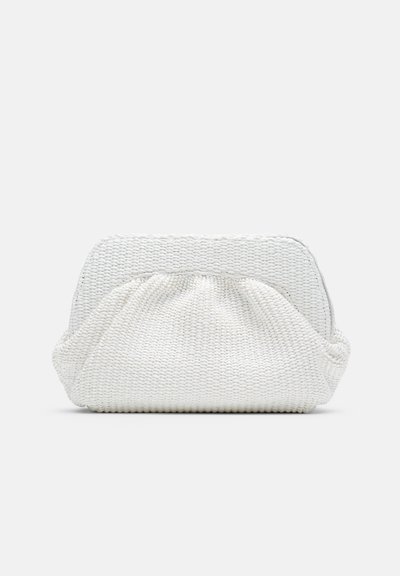Pochette blanche tissée texturée avec un design en tissu froncé et un cadre rectangulaire structuré sur un fond clair uni.