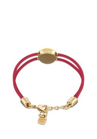 Pulsera de cuero rojo con dos correas, cierre ovalado dorado y accesorios dorados. Presenta un pequeño colgante dorado con un detalle grabado.