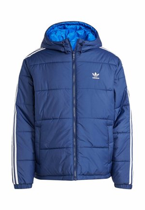 Giacca imbottita blu navy con cappuccio, caratterizzata da strisce bianche lungo le maniche e un logo sul petto. Interno foderato in blu brillante.
