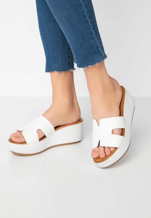 Inuovo Pantofle na podpatku - white