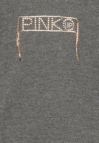 Maglietta corta grigia con una texture scintillante, dotata di un logo in strass dorati che scrive "PINKO" sul petto.