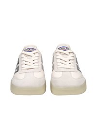 Sneaker in suede bianco con dettagli grigi testurizzati ai lati, lacci rotondi e suole in gomma traslucida. Vista dall'alto che mostra il logo sulla linguetta.