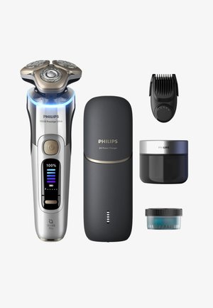 Rasoir électrique Philips i9000 Prestige Ultra avec un boîtier chrome et noir, trois têtes métalliques, chargeur UV, accessoire de toilettage et produits de soin de la peau.