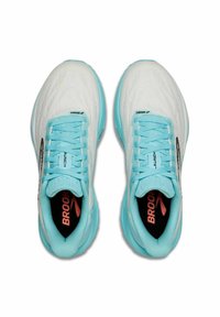 Chaussures de course légères en blanc et turquoise, avec une tige texturée, des lacets plats, des accents noirs et une semelle rembourrée avec une marque.