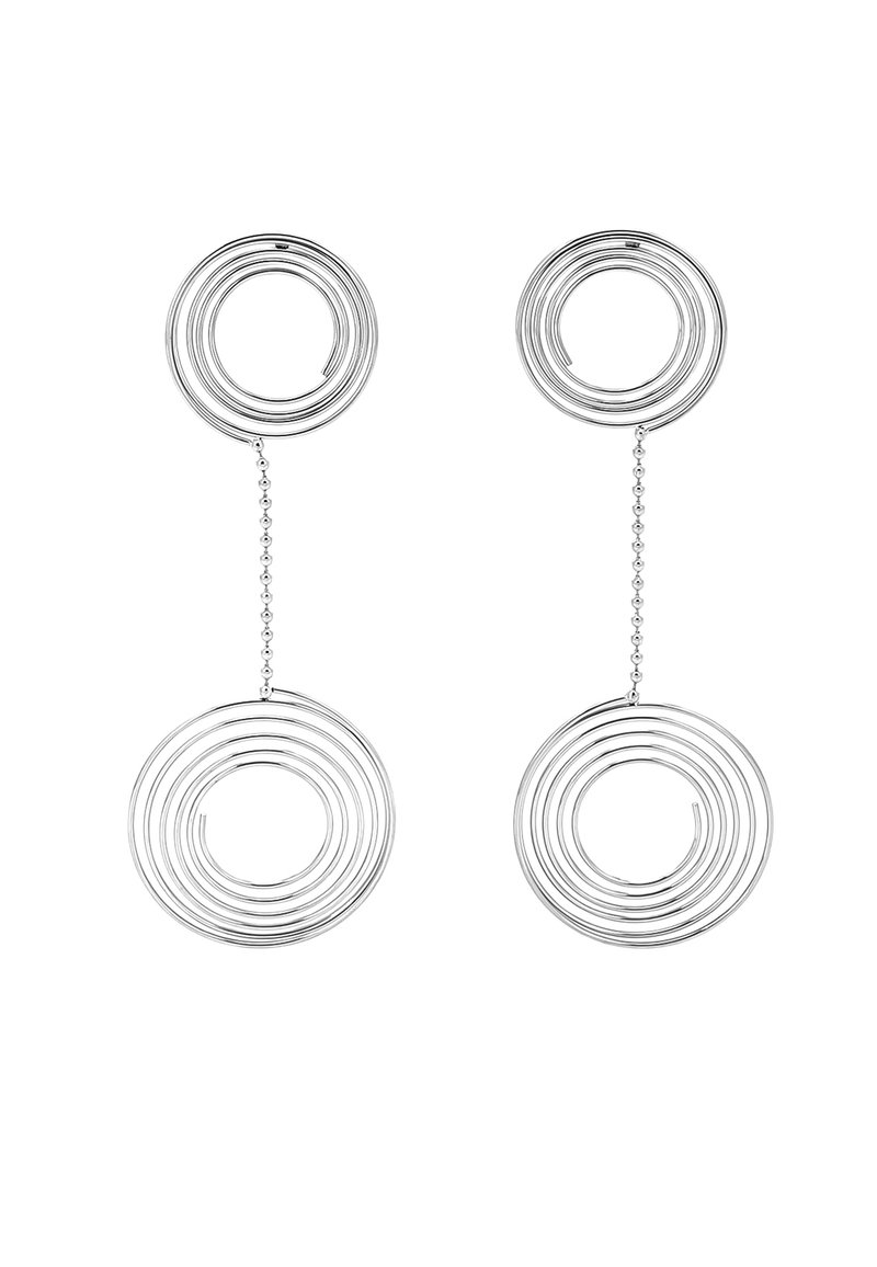 Orecchini a goccia in argento con due design circolari interconnessi da una catena, che mostrano una finitura liscia e lucida.