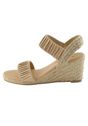 Beige kile sandal med hæl i flettet jute, med to plisserede stofstropper og en glat fodseng. Sidevisning viser et buet design.
