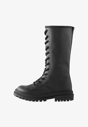 Zwarte leren kniehoge veterschoen met een robuuste profielzool, ronde neus, gestroomlijnd ontwerp en versterkte stiksels langs de naden.