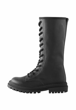 Sorte læder knæhøje snøreboots med en robust sål, rund tå, strømlinet design og forstærket syning langs sømmene.
