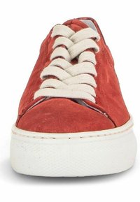 Rote Wildledersneaker mit einer weißen Gummisohle, ausgestattet mit cremefarbenen Schnürsenkeln, runder Zehenpartie und minimalen Nähdetails.