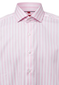 Camicia a righe rosa chiaro e bianca con colletto classico, dotata di bottoni visibili e di un tessuto texturizzato.