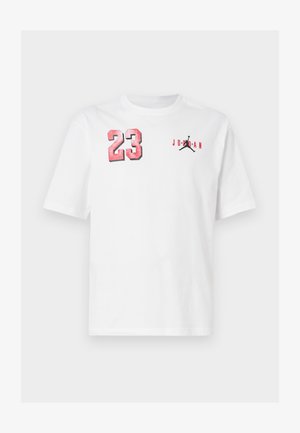 Hvid T-shirt med korte ærmer med rødt nummer 23 på venstre bryst og sort Jumpman-logo med rød "Jordan" tekst på højre bryst.