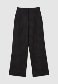 Schwarze Nadelstreifen-Hosen mit weitem Bein, ausgestattet mit einem gefältelten Frontbereich, seitlichen Taschen und einer taillierten Passform. Glatte Stofftextur.
