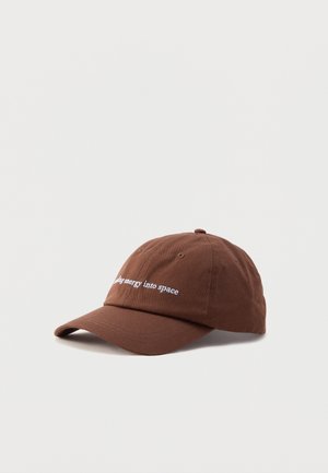 Bruine baseballpet met gebogen klep en witte geborduurde tekst "energy into space" aan de voorkant.