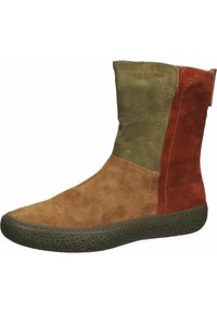 Bottine en daim avec un patchwork de couleurs marron, vert et rouge, surface texturée et semelle en caoutchouc flexible avec des motifs circulaires.