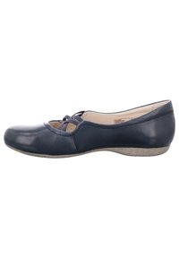Zapato plano de cuero azul marino con punta redondeada, detalle de tira cruzada y una suela texturizada gris. Acabado suave y líneas limpias.
