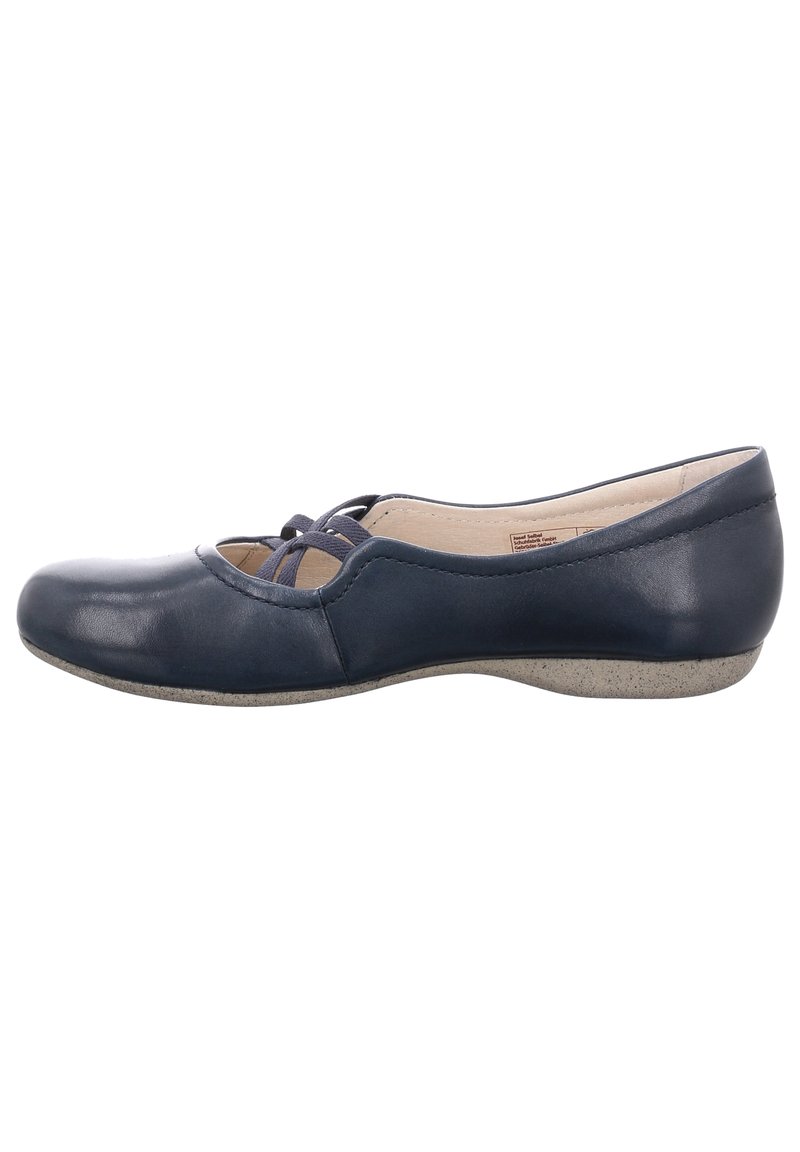 Zapato plano de cuero azul marino con punta redondeada, detalle de tira cruzada y una suela texturizada gris. Acabado suave y líneas limpias.