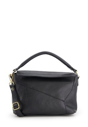 Schwarze Ledertasche mit strukturierten Oberflächen, angularen Nähten, einem oberen Griff und einem verstellbaren Schulterriemen mit goldfarbenen Beschlägen.