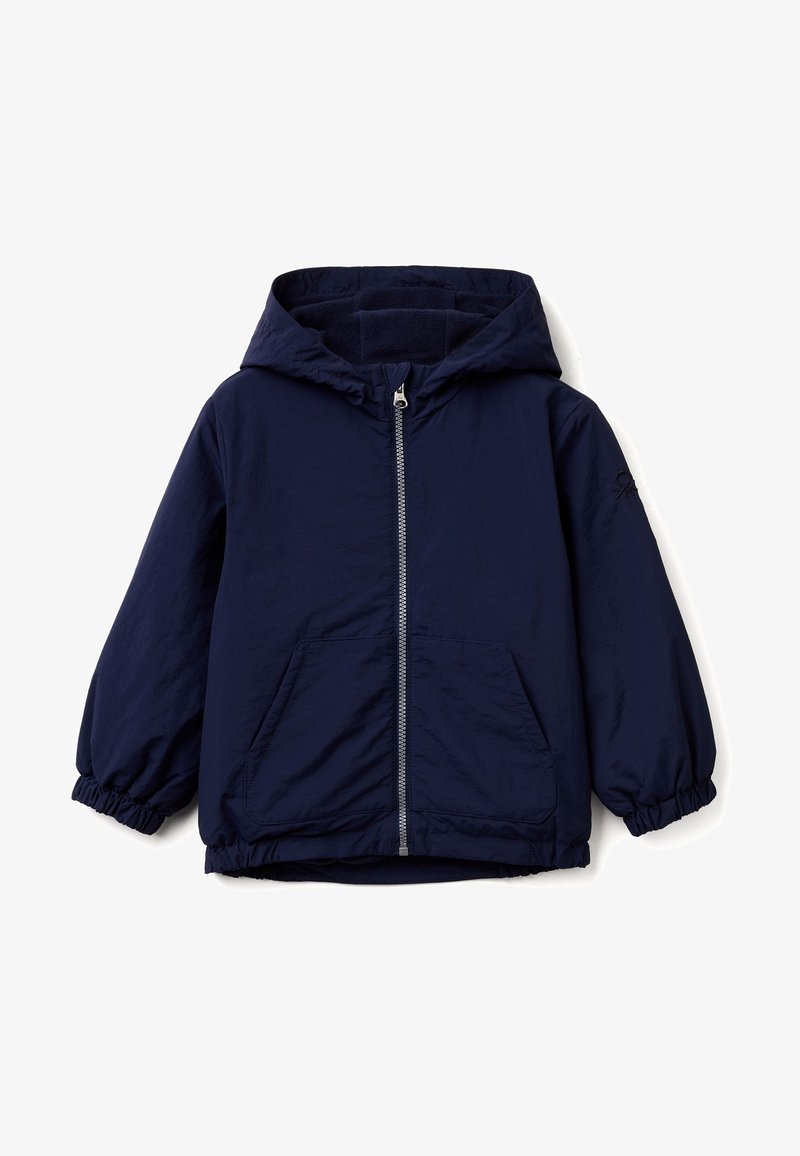 Tmavě modrá lehká bunda s kapucí, předním zipem, elastickými manžetami a dvěma předními kapsami; hladký materiál s matným povrchem.