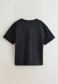 Must hägune t-särk lühikeste varrukatega, ümar kaelus ja lihtne seljaosa disain. Sile tekstuur, mingeid nähtavaid mustreid ega aktsente ei ole.