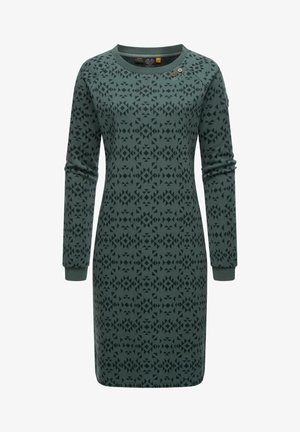 Długa sukienka z długimi rękawami w ciemnozielonym materiale z geometrycznym wzorem, okrągły dekolt i trzy ozdobne guziki na ramieniu.