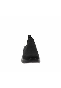 Scarpa nera slip-on con tomaia in maglia testurizzata, punta tonda e suola in gomma nera flessibile. Presenta un tassello sul tallone.