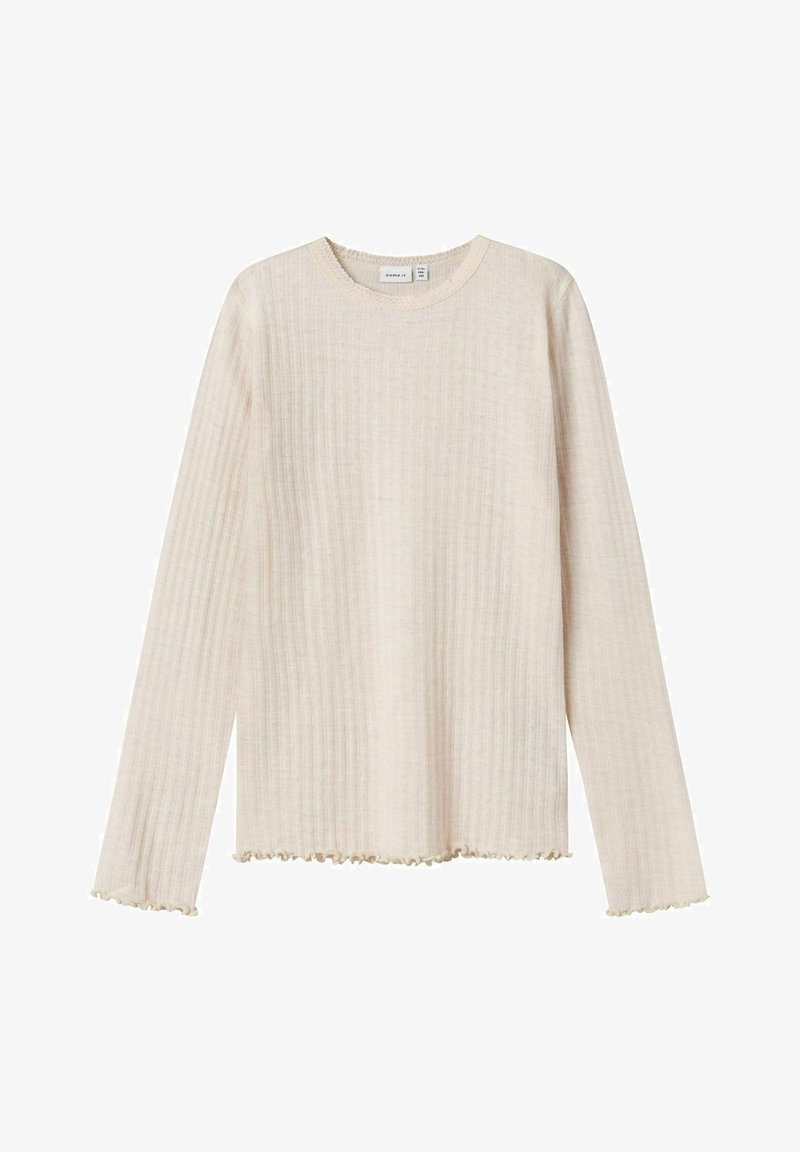 Dugi rukav, bež rebrasti top s teksturiranim uzorkom, okruglim izrezom i nabranim rubovima i manžetama, izrađen od mekog materijala.