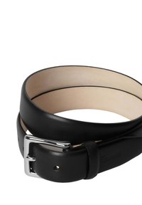 Schwarzer Leder-Gürtel mit glatter Textur, silberner Metallschnalle und hellbraunem Innenfutter. Verfügt über mehrere Löcher zur Größenanpassung.