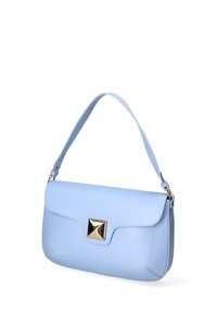 Lichtblauwe leren handtas met een driehoekige gouden metalen accent, vlakke sluiting en een enkele verstelbare schouderband. Gladde textuur, rechthoekige vorm.