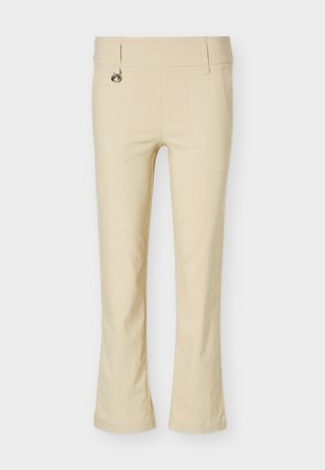 Μπεζ παντελόνια με ίσια γραμμή, θηλιές για ζώνη και μια μικρή ασημένια λεπτομέρεια κουμπιού κοντά στη μέση, παρουσιάζονται σε απλό φόντο.