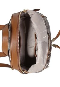 Zaino piccolo in pelle marrone e tessuto stampato con vano principale aperto che mostra l'interno foderato in tessuto beige con marchio e tasca interna a tasca.