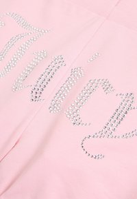 Rožinė medžiaga su sidabriniais akmenukais, išdėstytais dekoratyvine forma. Glotni tekstūra su blizgiais akcentais.