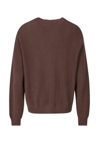 Brązowy sweter prążkowany z długimi rękawami, okrągłym dekoltem i fakturowanym materiałem. Posiada dopasowaną talię i mankiety. 
